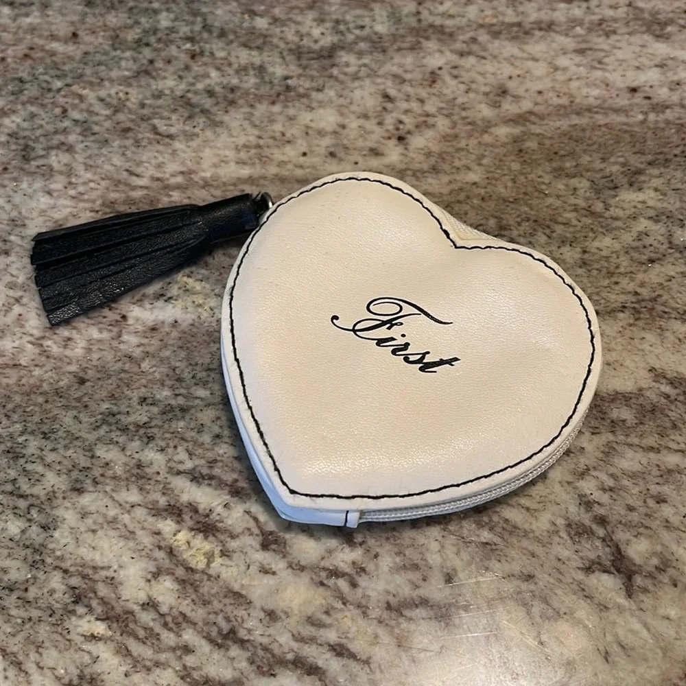 VAN CLEEF & ARPELS very rare “First” mini heart coin purse. - Picture 2 of 8